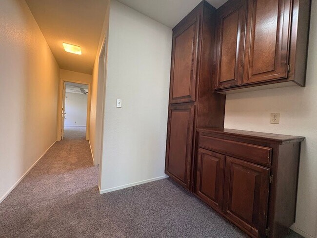 Building Photo - Spacious 4 Bedroom Home in Quiet Galt Neighborhood
