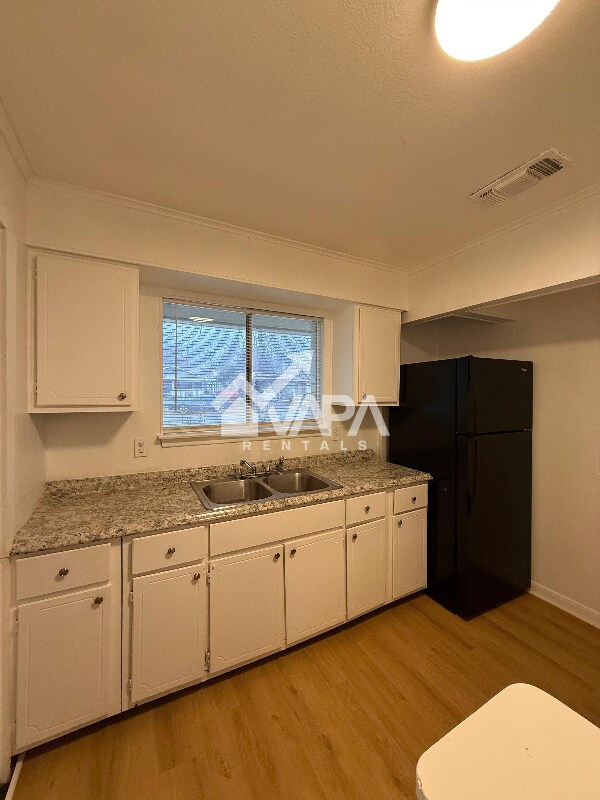 Building Photo - 4926 Lark Ave