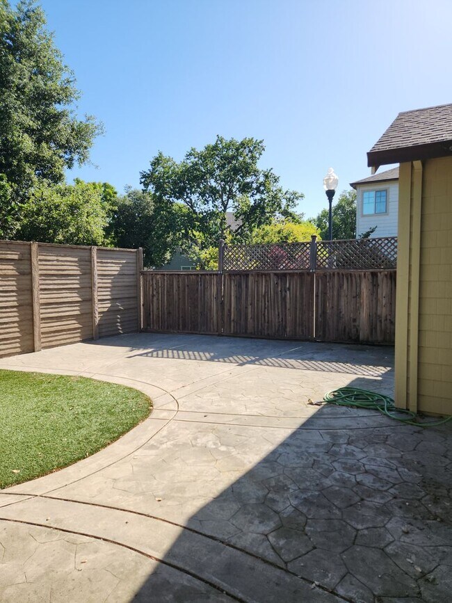 Building Photo - Lovely 3 bedrooms, 2 bathrooms located in ...