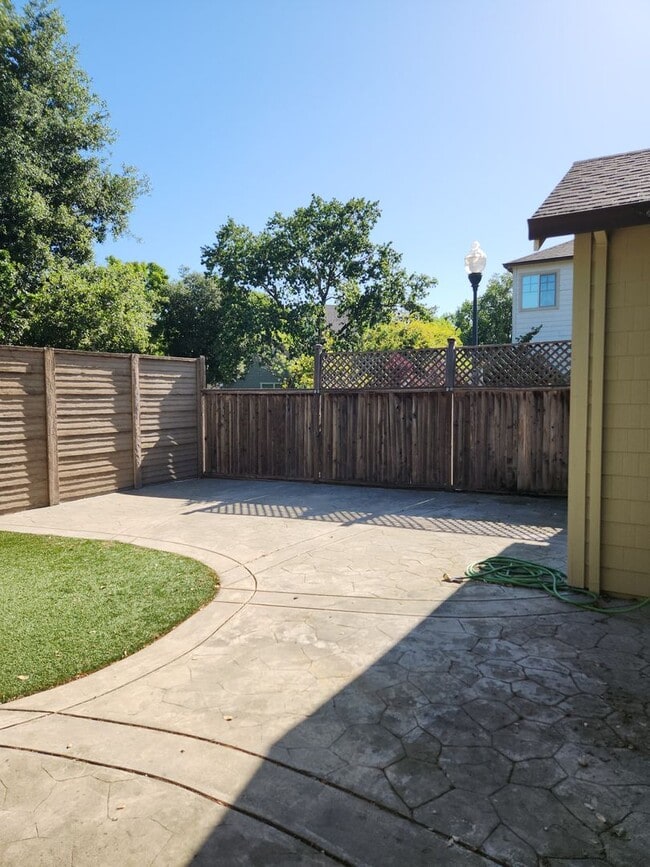 Building Photo - Lovely home with new carpet 3 bedrooms, 2 ...