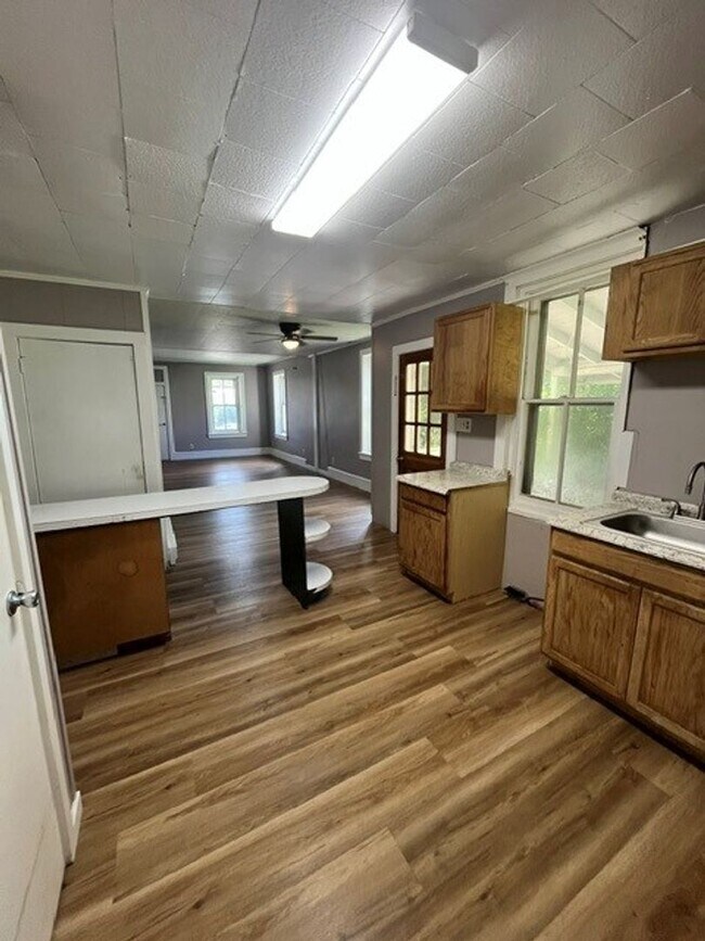 Building Photo - 3 bedroom 1 bathroom