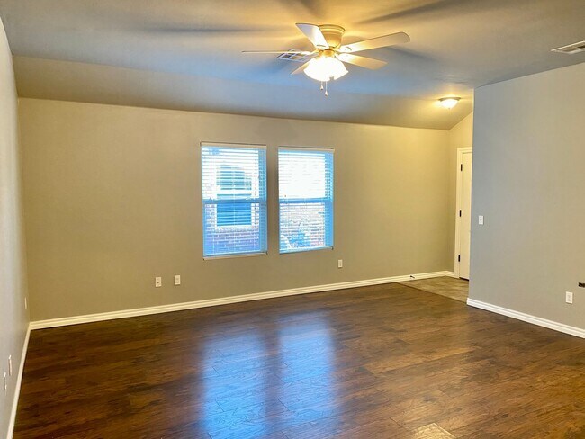 Building Photo - Split Level Yukon Duplex in Gated Communit...