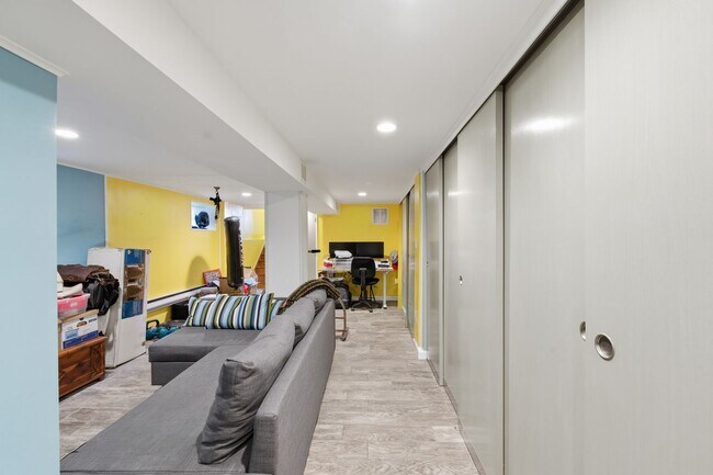 Building Photo - Fully Furnished Family Home in Glendale, NY