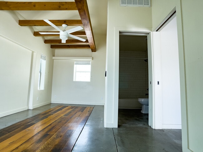 Building Photo - 1330 E Coronado Rd