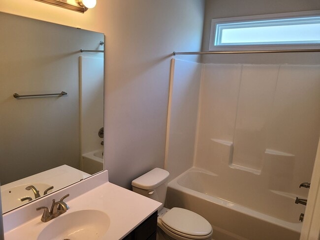 Building Photo - Beautiful 3 bedroom, 2.5 bath townhome - H...