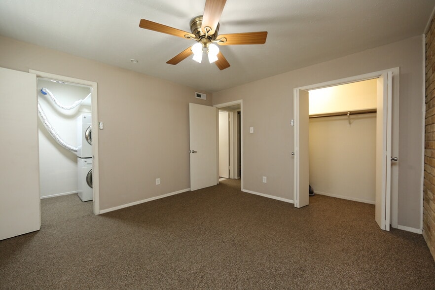 Building Photo - 7727 Meadow Park Dr