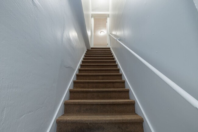 Building Photo - 162 7th St