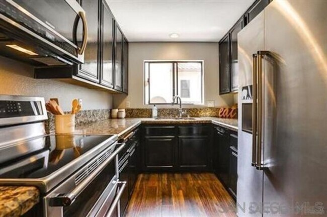 Building Photo - Gorgeous Tri-Level End Unit Home