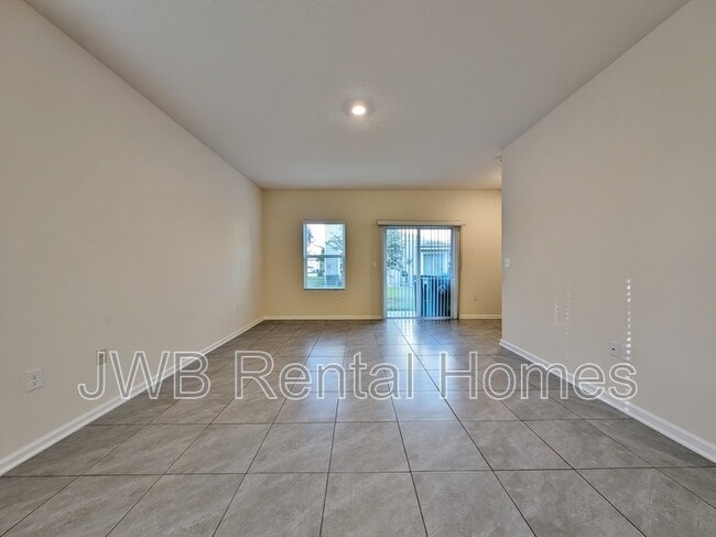 Building Photo - 421 Aralia Ln