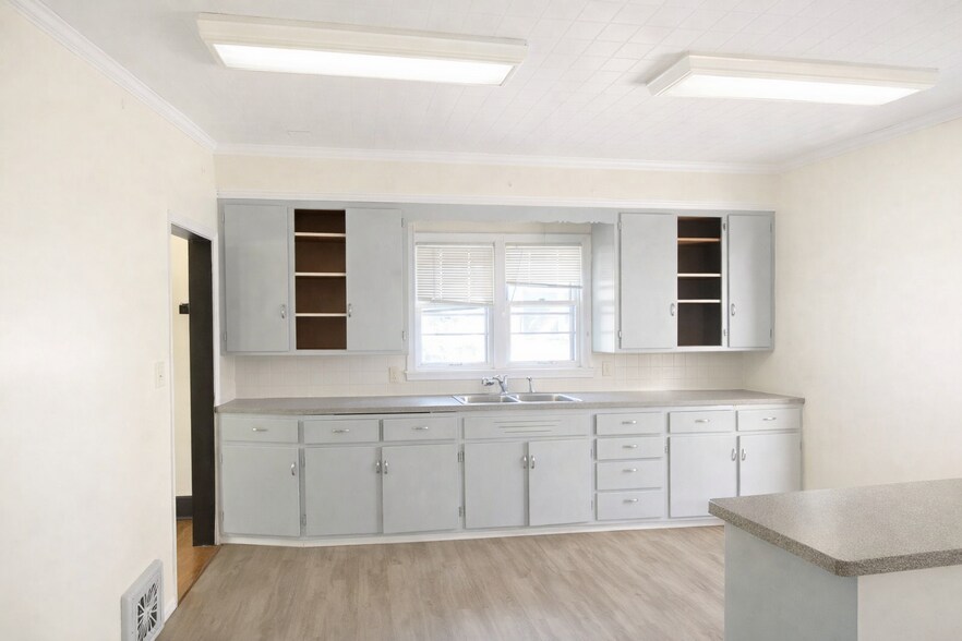 Building Photo - 1872 Marshall Ave