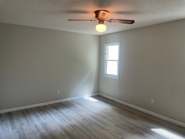 Building Photo - 153 Lionsgate Dr