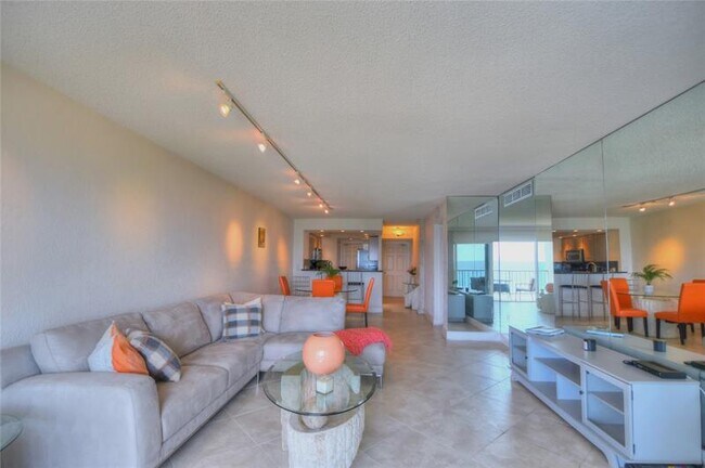 Building Photo - 1021 Hillsboro Mile