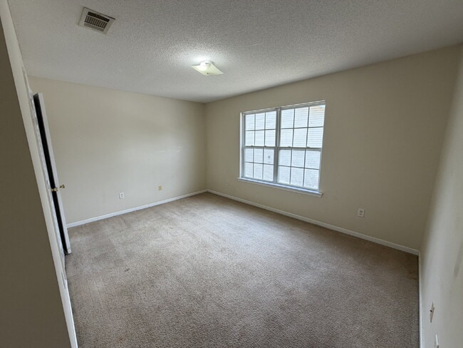 Building Photo - Apartment For Rent