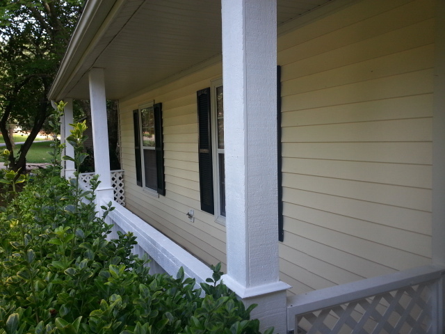 Building Photo - Lovely 3 BR / 2 Bath with Sunroom!