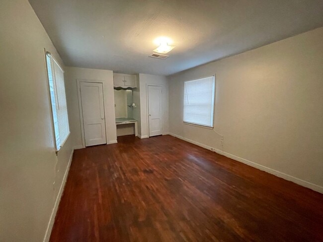 Building Photo - 2370 Hybrook Ln