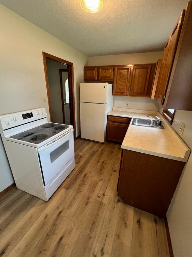 Building Photo - Don't miss out on this cozy duplex!