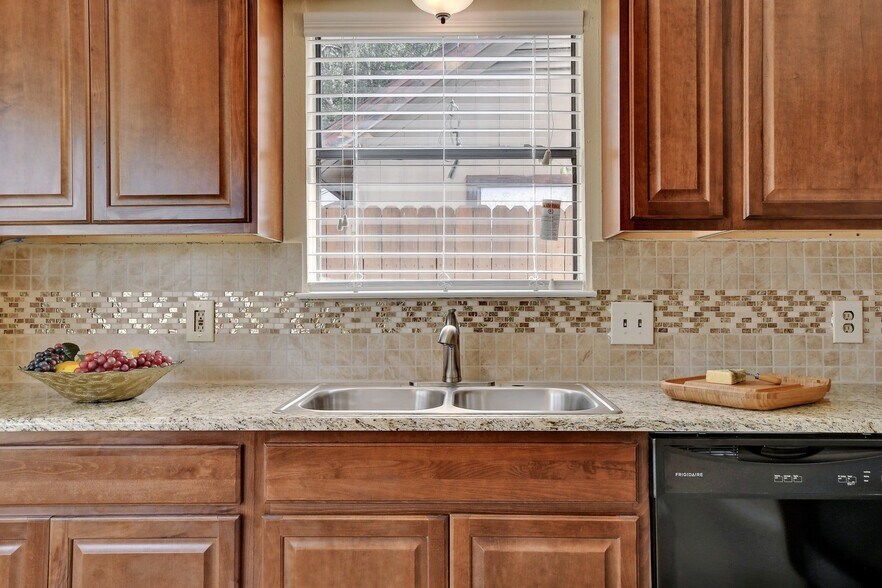 Building Photo - 1622 Peachtree Valley Dr