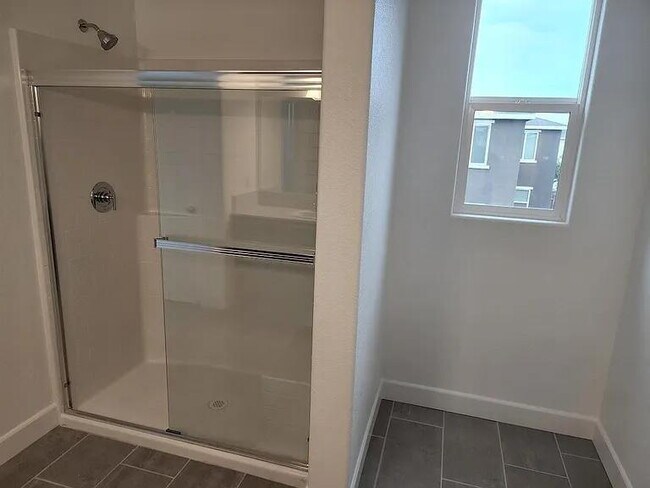 Building Photo - beautiful 4 year old Lennar home