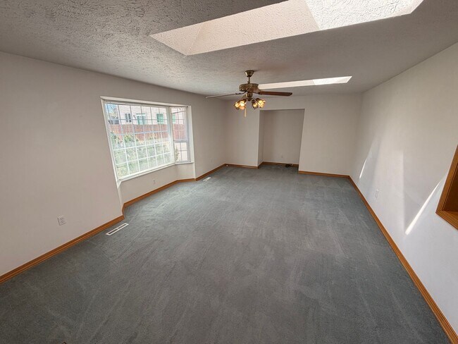 Building Photo - Spacious 3 Bed, 2.5 Bath House in Spokane Valley!