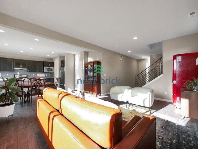 Building Photo - Gorgeous 3 Bed & 2.5 Bath Single Family House For Rent!