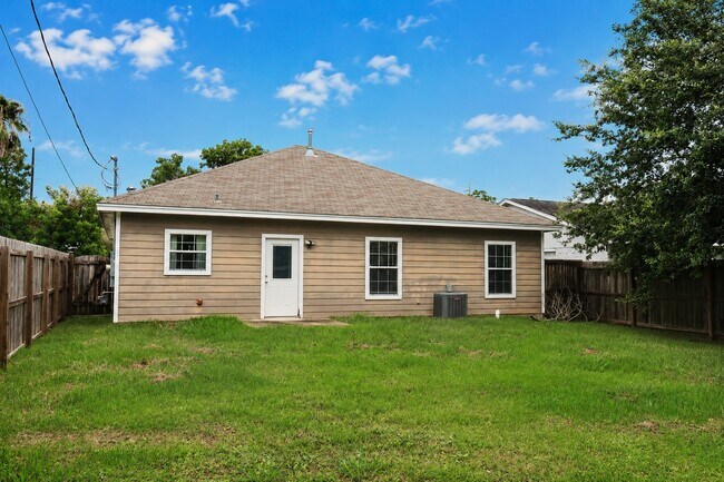 Building Photo - 1611 N Avenue R