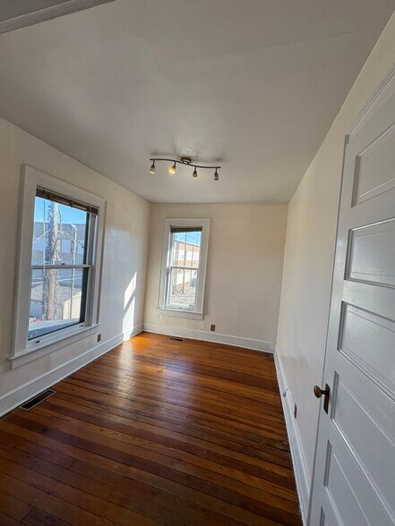 Building Photo - 616 SE 3rd St