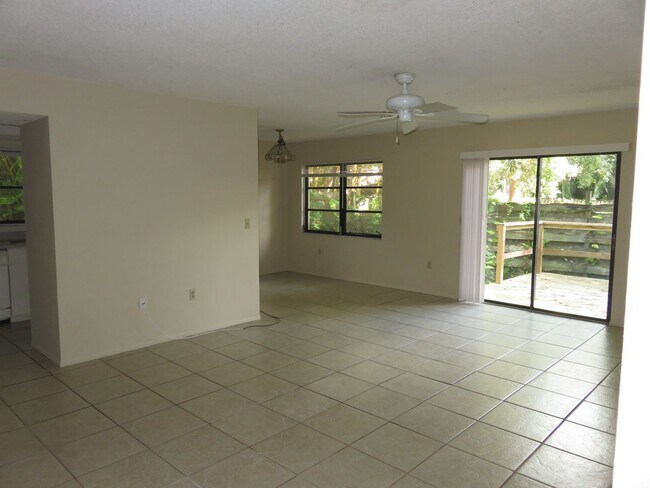 Building Photo - Open and bright 2/2 with garage