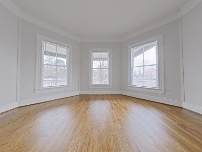 Building Photo - 304 Oakwood St