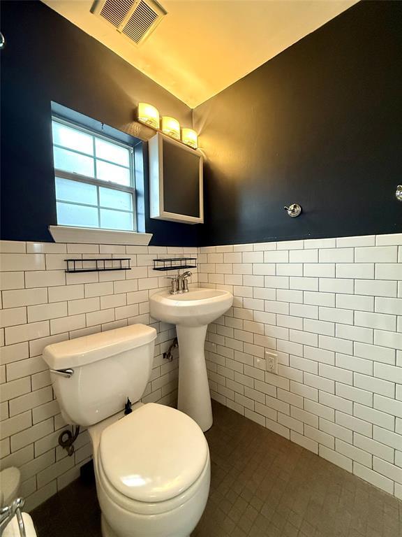 Building Photo - 4214 Bellvue Ave