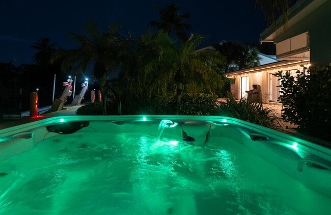 Building Photo - 2531 NE 47th St