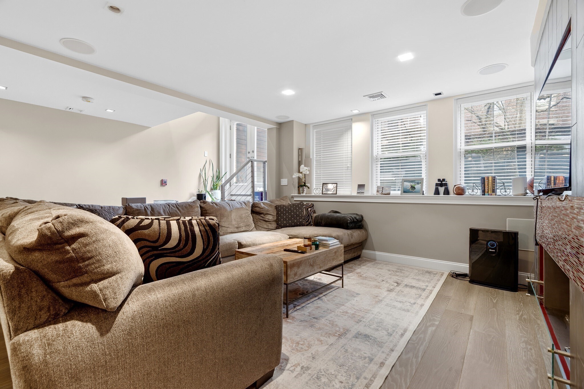 Building Photo - 98 Waltham St