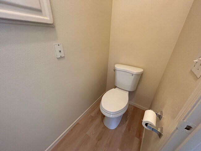 Building Photo - 1-Bed 1-Bath Condo in Guard Gated Community!