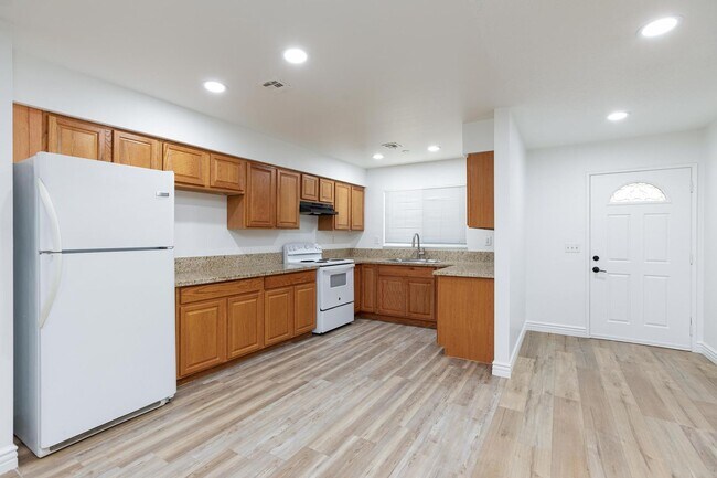 Building Photo - 3 bed and 2 bath with big yard for boat an...