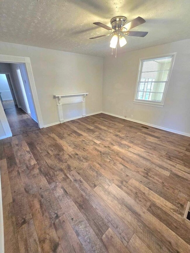 Building Photo - 5 bed and 3 bath (4 bed/2bath house) & (1 bed/1 bath home)