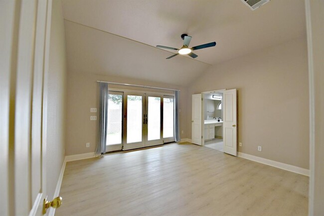 Building Photo - 3924 Newland Dr