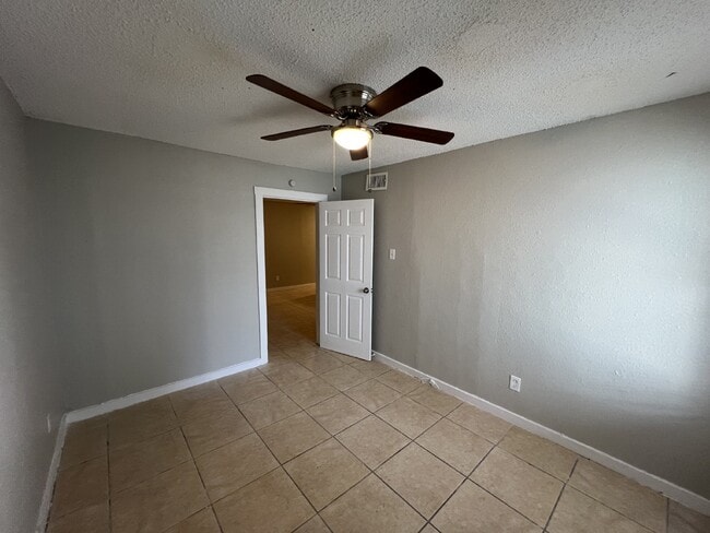 Building Photo - 3 bedroom/1 bathroom close to I10 and I35