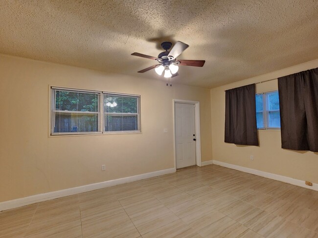 Building Photo - FOR RENT 5 bedroom, 3 bathrooms, 2 car garage home near UF.