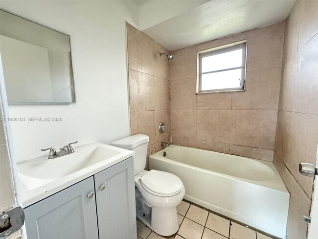 Building Photo - 1703 Palm Dr