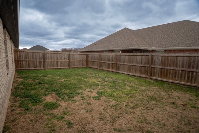 Building Photo - Beautiful 3 Bedroom 2 Bath Duplex!