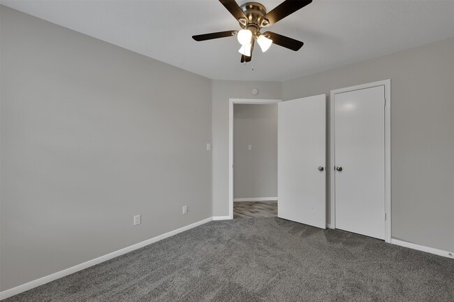 Building Photo - 9111 Walnut Glen Dr