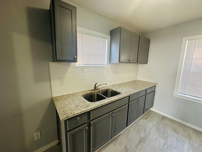 Building Photo - **Move in ready 3/1 Single Family home 32254