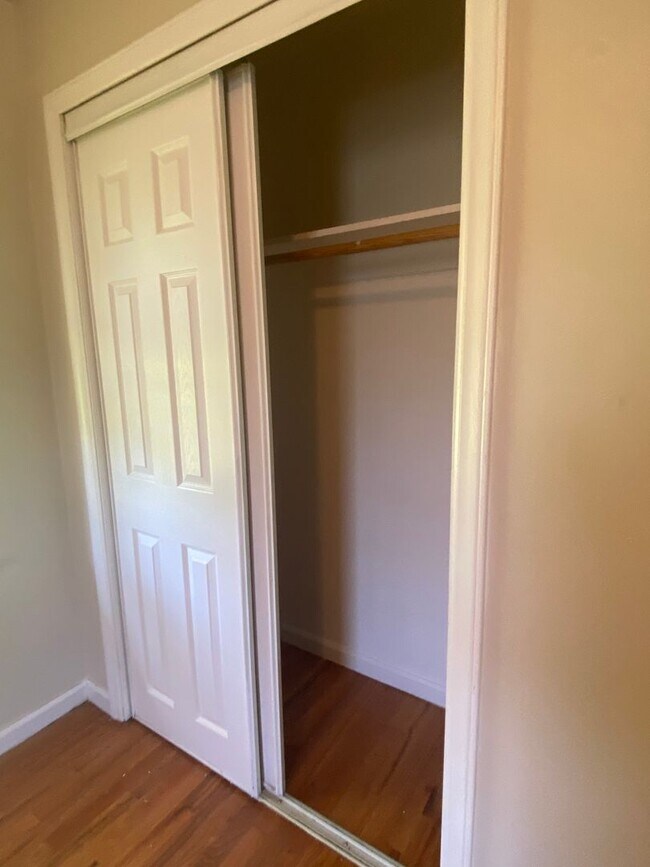 Building Photo - Spacious 3 bedroom house