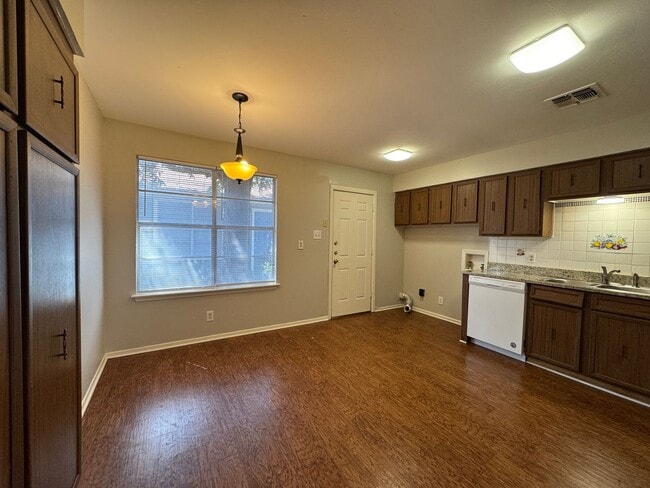 Building Photo - Duplex *LEASING SPECIAL AVAILABLE*
