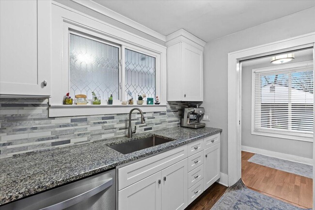 Building Photo - 575 E Lewiston Ave