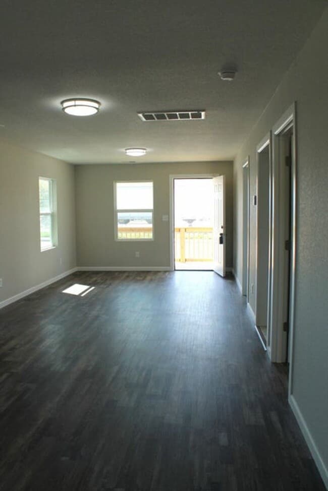 Building Photo - Stylish Remodel in Prime Location!