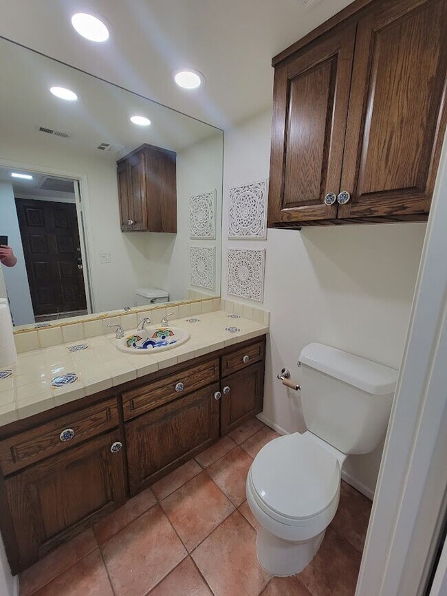 Building Photo - HUGE UPPER 1BD/1.5BA CONDO WITH LOFT, PARKING LAUNDRY AND 2 PRIVATE BALCONIES!!