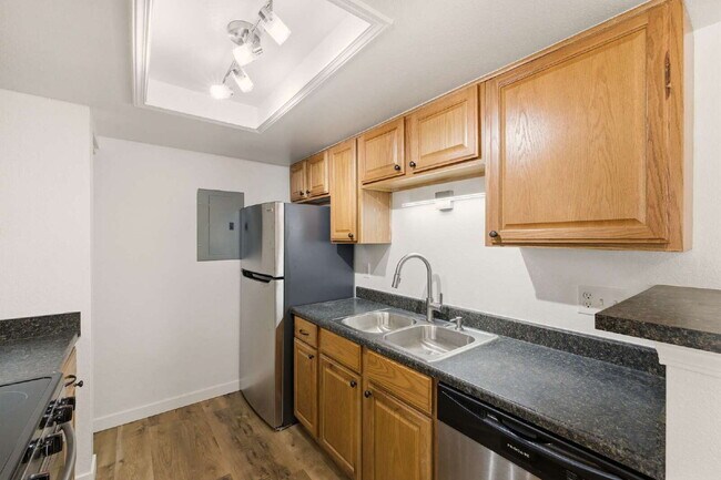 Building Photo - Light and Bright 2-Bed 2-Bath Home Available Immediately!