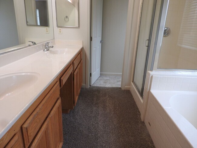 Building Photo - Cresleigh near Wild Life Preserve 3 Bedroom + Den!!