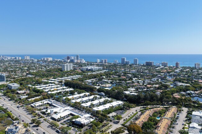 Building Photo - 6231 Bay Club Dr