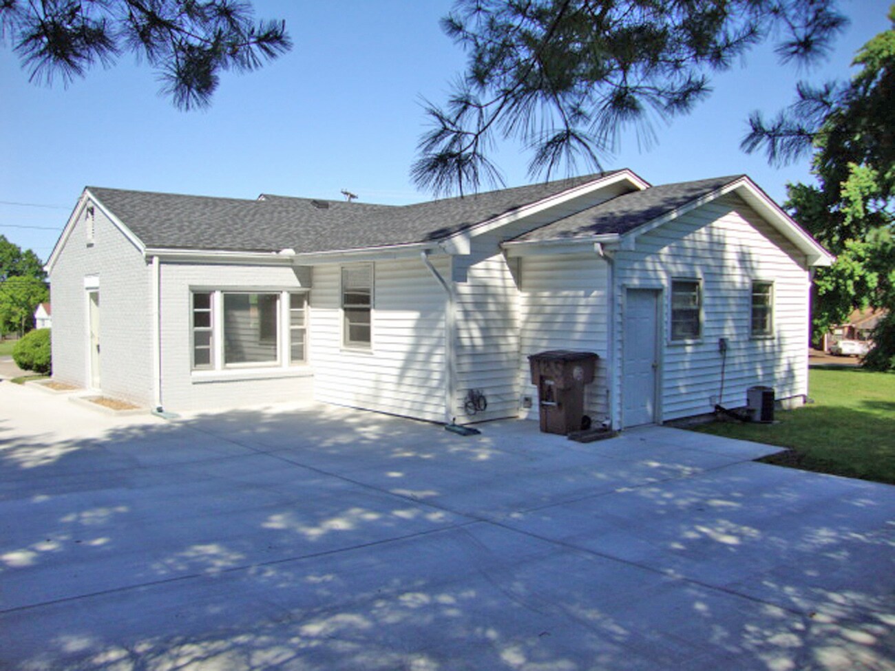 Building Photo - 4925 Hopedale Dr